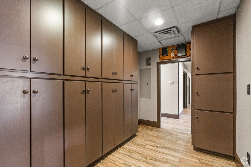 More Photos Of 421 Compton Ave, Irving Warehouse For Lease