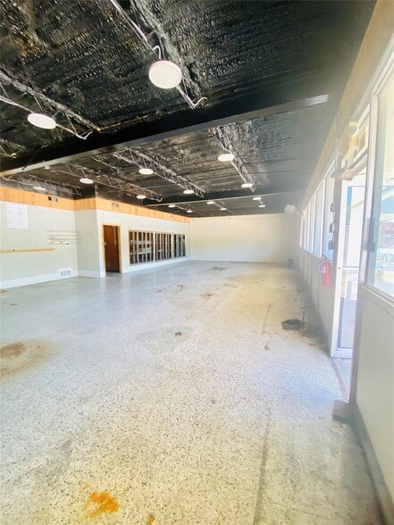 More Photos Of 1009 N Bowen Rd, Arlington Storefront For Sale