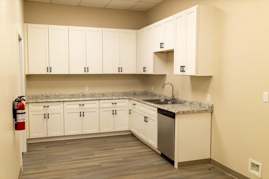 More Photos Of 5968 Fairmont Pky, Pasadena Storefront For Lease