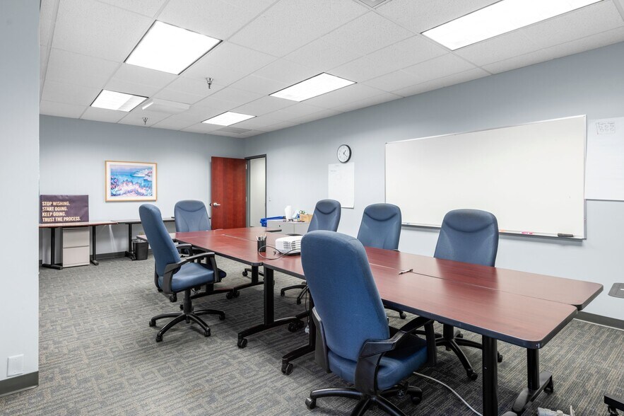 More Photos Of 501-617 Travelers Trl, Burnsville Research And Development For Lease