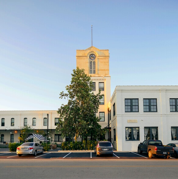 More Photos Of 611 W 22nd St, Houston Loft Creative Space For Lease