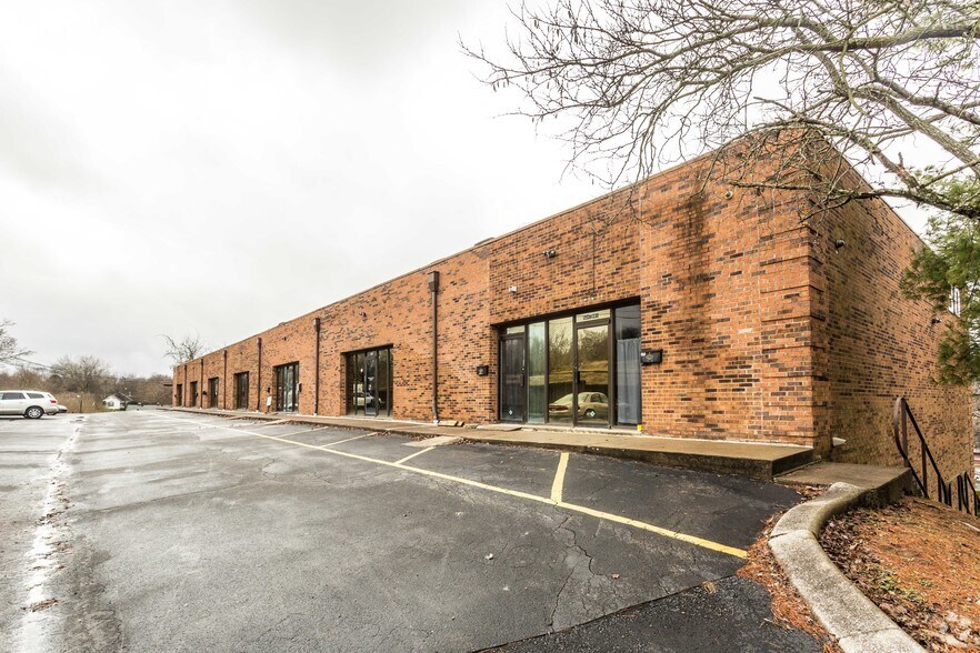 More Photos Of 30 Crossland Ave, Clarksville Office For Lease