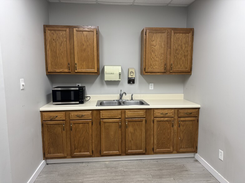 More Photos Of 2425 Scottsville Rd, Bowling Green Storefront Retail Office For Lease