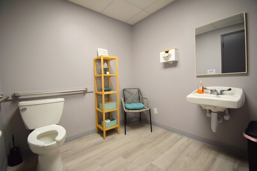 More Photos Of 1708 Jefferson Ave, Mount Vernon Office For Sale