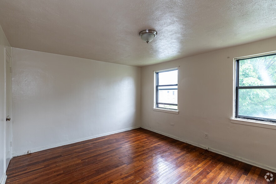 More Photos Of 35 Woodland Dr, Hartford Apartments For Sale