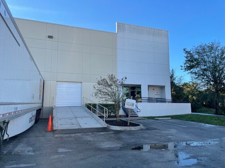 More Photos Of 1700 35th St, Orlando Warehouse For Lease