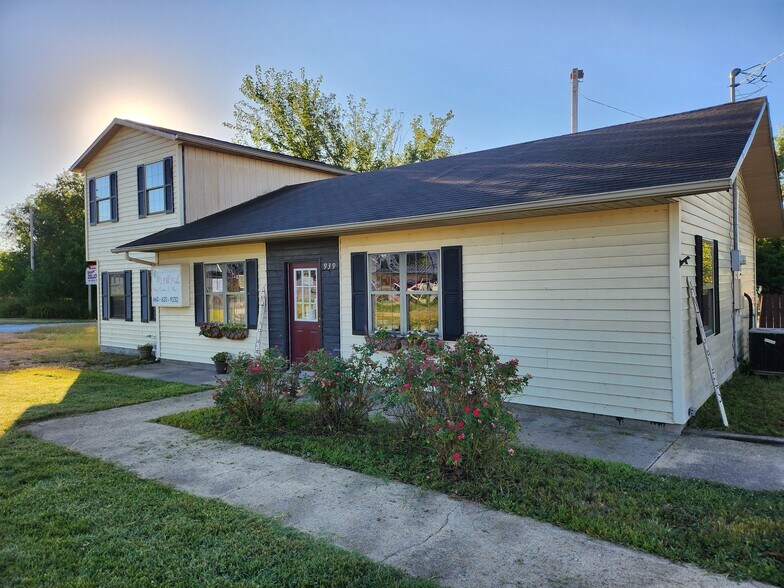 More Photos Of 939 E Main St, Warsaw Freestanding For Sale