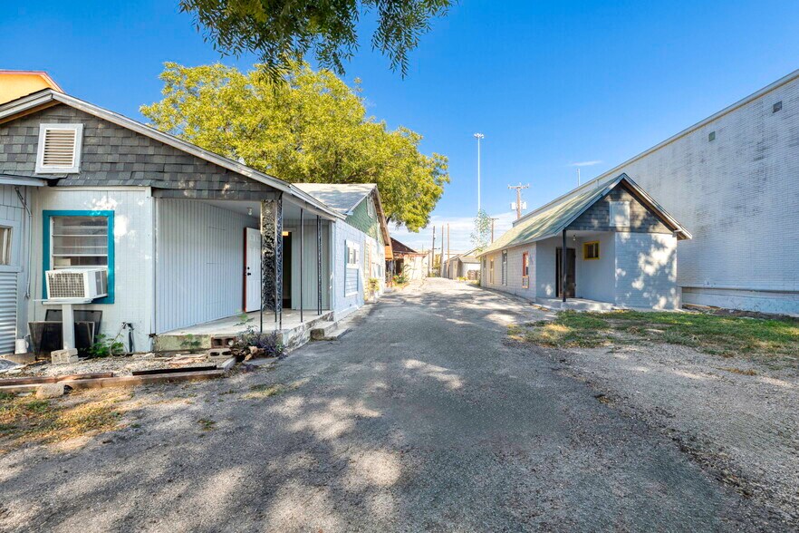 More Photos Of 926 S Laredo St, San Antonio Service For Sale