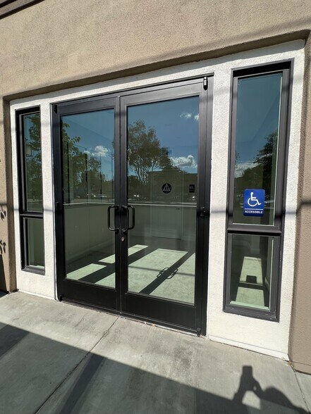 More Photos Of 3005 Cochran St, Simi Valley Specialty For Lease