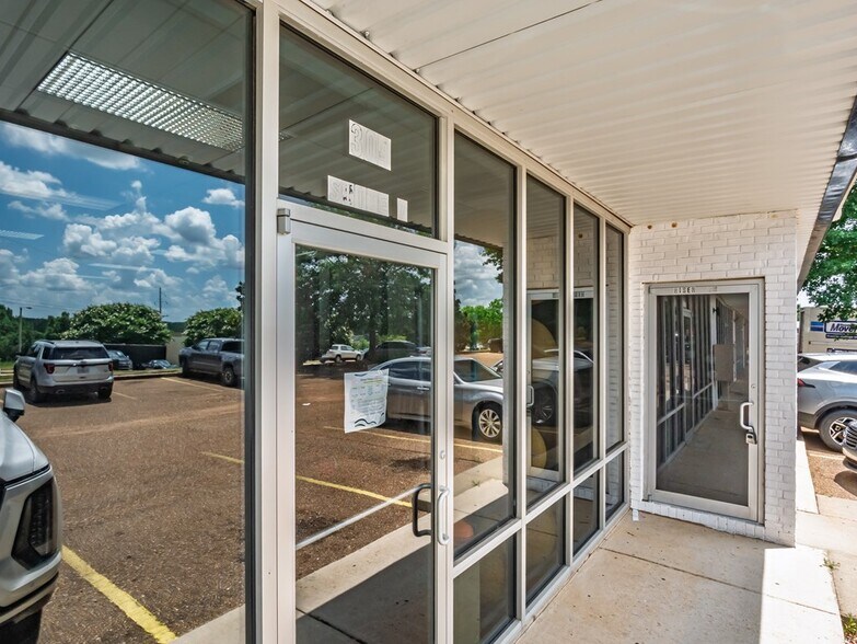 More Photos Of 304 Heritage Dr, Oxford General Retail For Sale