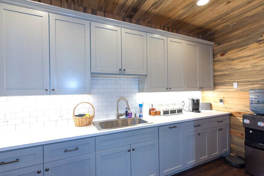 More Photos Of 2520 W Highway 290, Dripping Springs Light Manufacturing For Sale