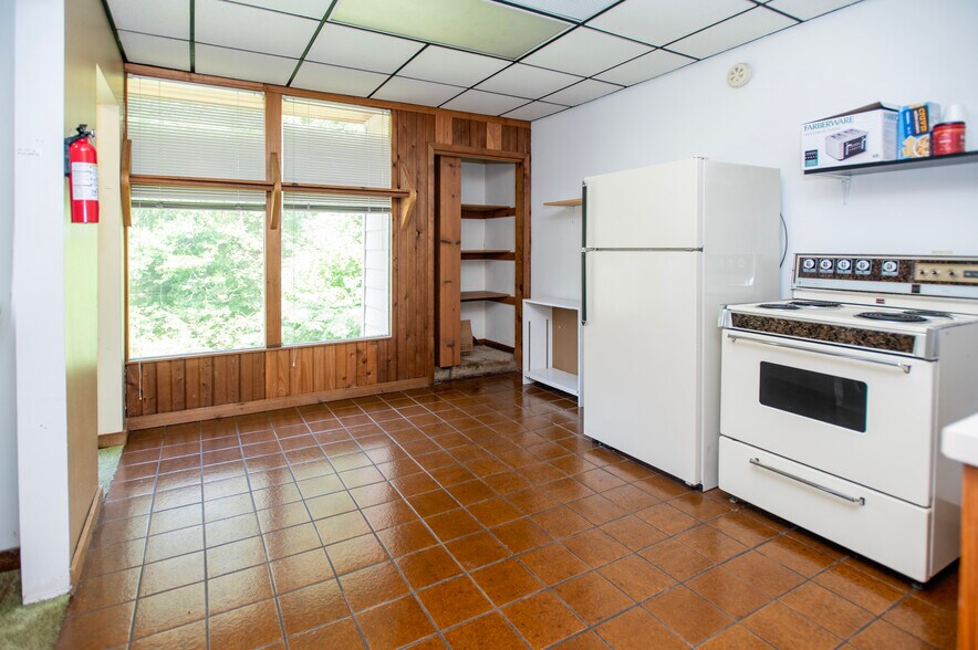 More Photos Of 401 Hillcrest St, Clinton Office For Sale