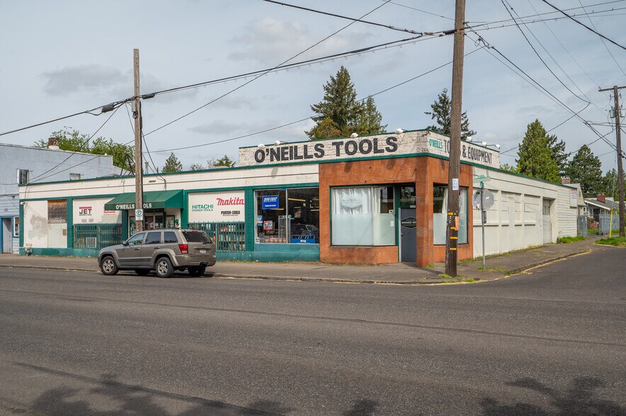 More Photos Of 7131-7145 NE Glisan St, Portland Showroom For Lease
