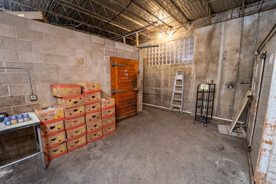 More Photos Of 1302 E Crestwood Dr, Victoria Storefront For Sale