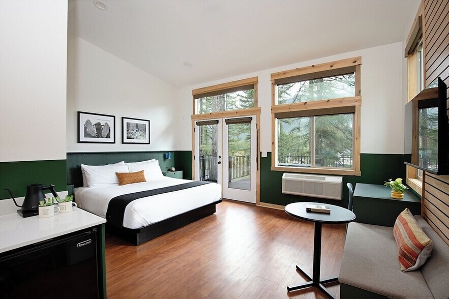 More Photos Of 290 Izaak Walton Inn Rd, Essex Hotel For Sale