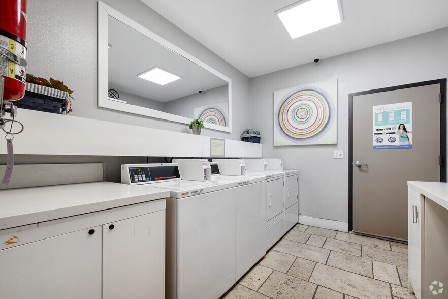More Photos Of 6337 Primrose Ave, Los Angeles Apartments For Sale