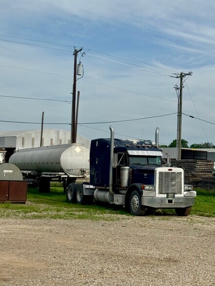 More Photos Of 1425 S Church St, Paris Freestanding For Sale