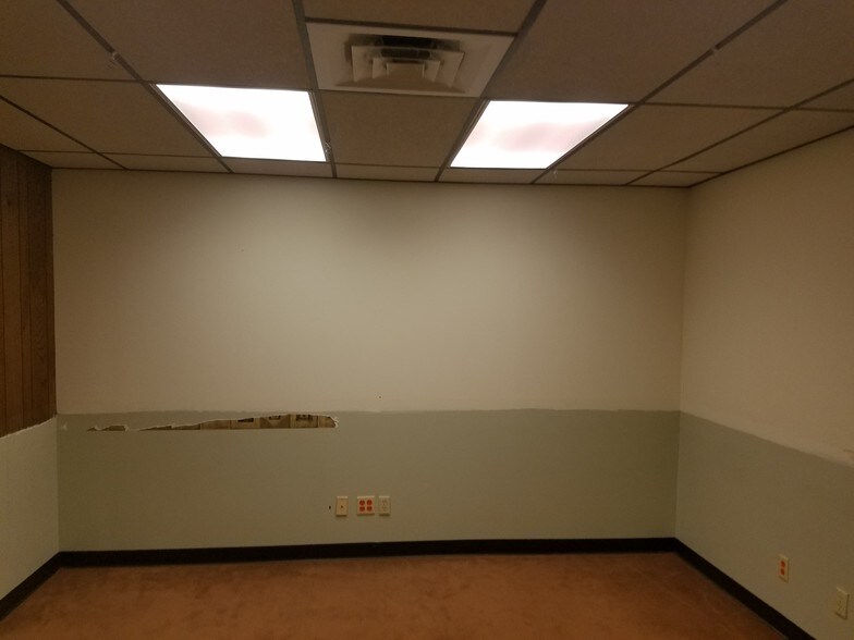 More Photos Of 1817 Washington St, Two Rivers Office Residential For Sale