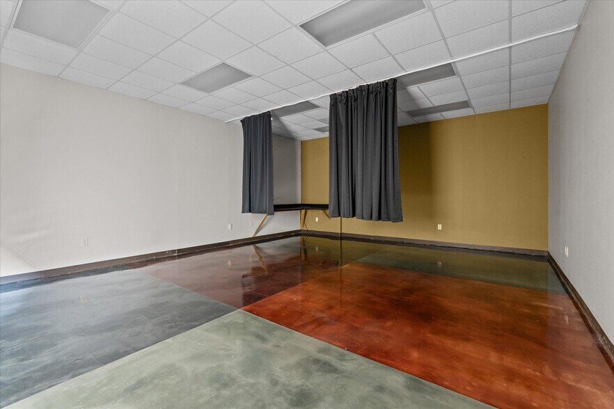 More Photos Of 907-909 S Park St, Carrollton Unknown For Lease