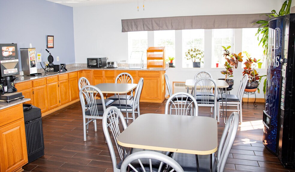More Photos Of 937 Enterprise Ln, Mount Carmel Hotel For Sale