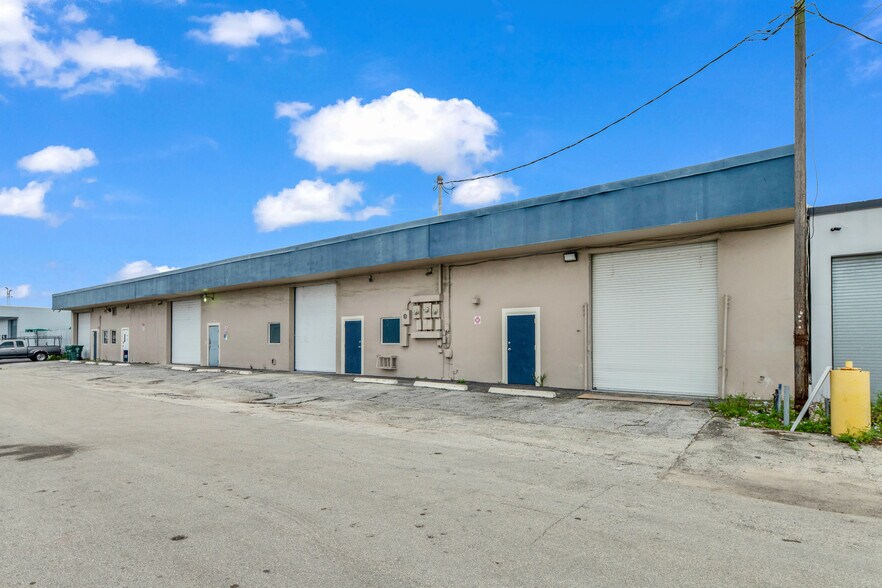 More Photos Of 224 NE 32nd Ct, Oakland Park Warehouse For Lease