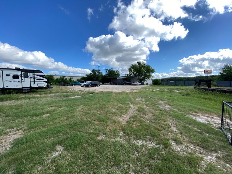 More Photos Of 8491 US Highway 281 N, Spring Branch Showroom For Lease