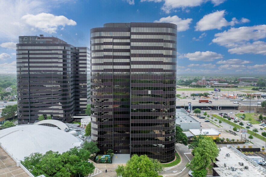 More Photos Of 7324 Southwest Fwy, Houston Office For Lease