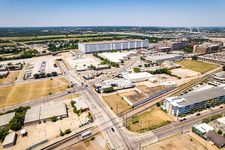 More Photos Of 2005 Wall St, Dallas Showroom For Lease