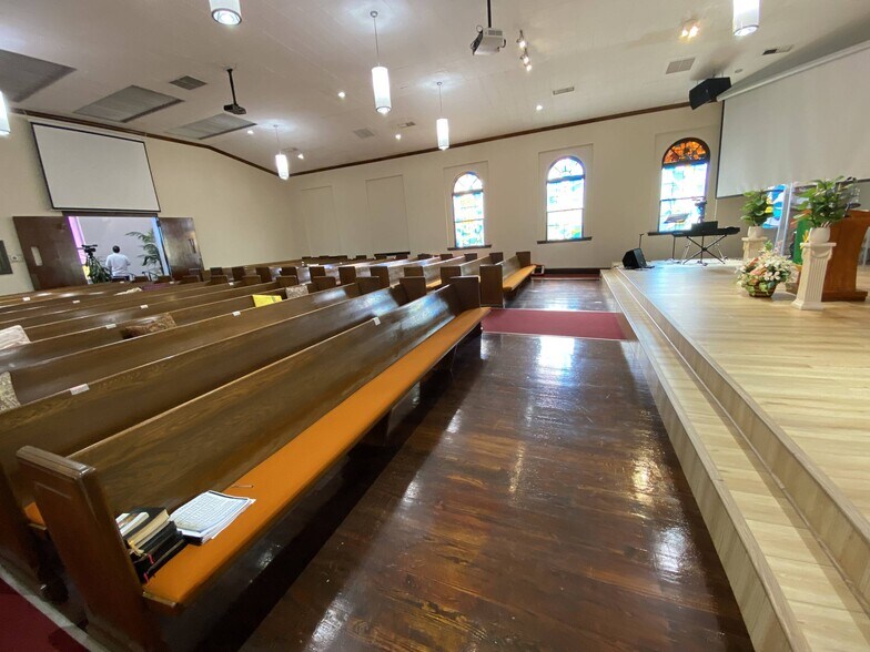 More Photos Of 856 Margaret St, Jacksonville Religious Facility For Sale