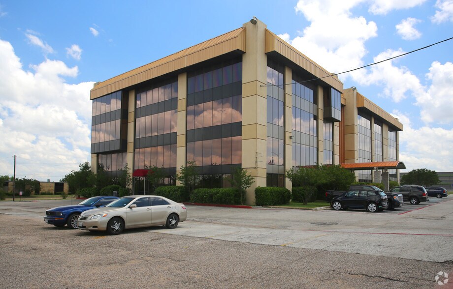 More Photos Of 415 E Airport Fwy, Irving Loft Creative Space For Lease