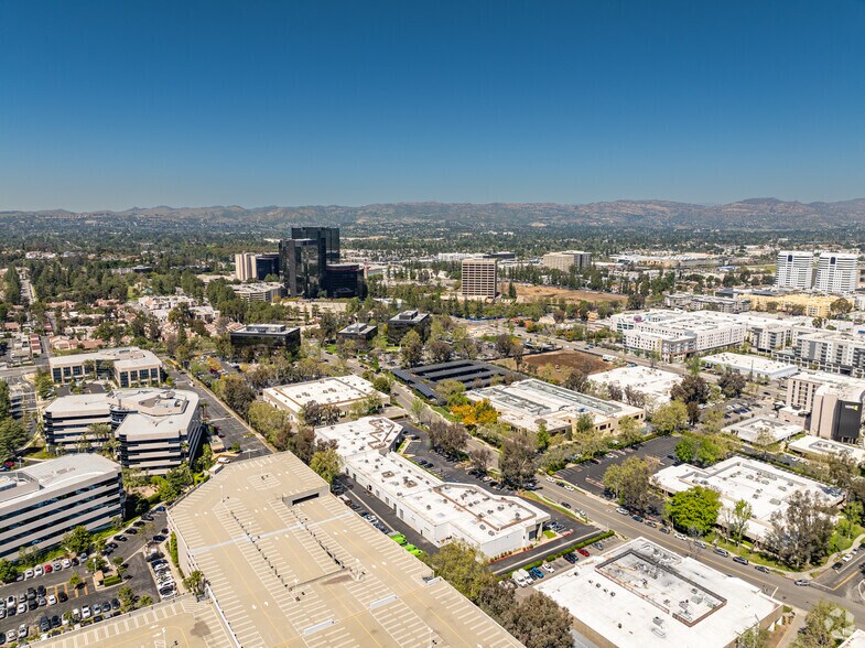 More Photos Of 21250 Califa St, Woodland Hills Research And Development For Lease