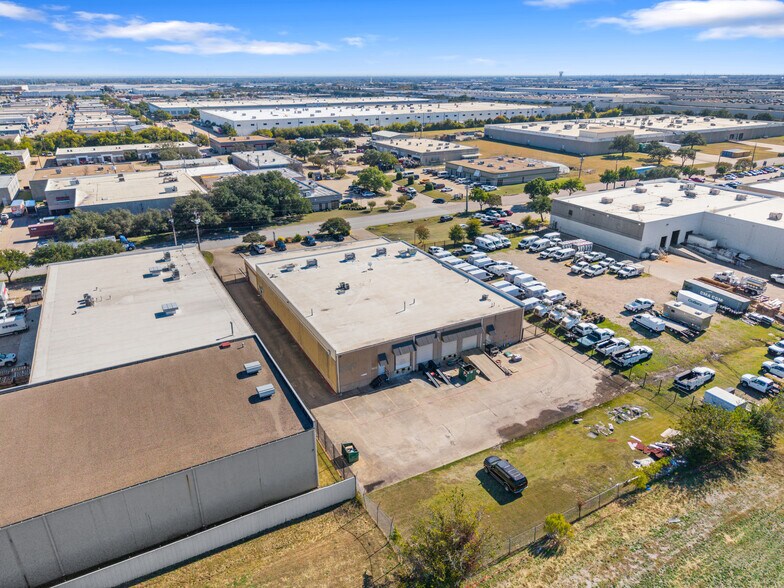 More Photos Of 10823 Sanden Dr, Dallas Flex For Lease