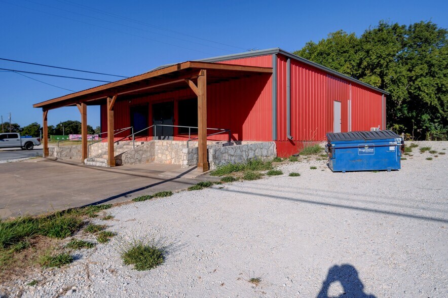 More Photos Of 1301 & 1307 Main St, Blanco Light Distribution For Sale