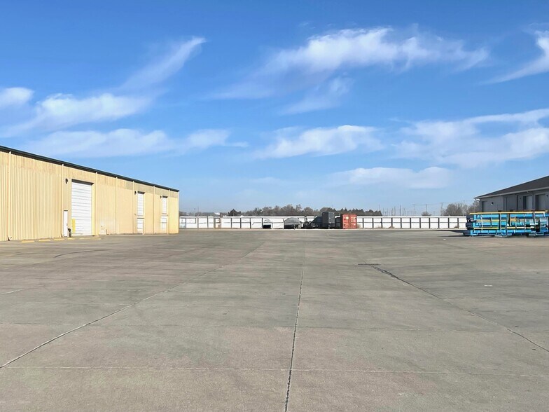 More Photos Of 2608 E 32nd Street Pl, Kearney Warehouse For Lease