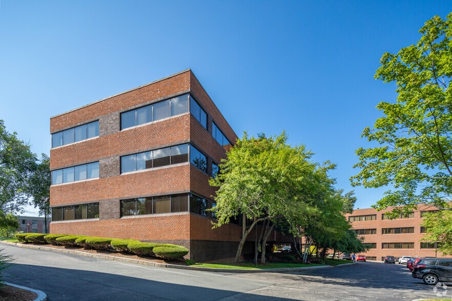 More Photos Of 62 Walnut St, Wellesley Office For Lease