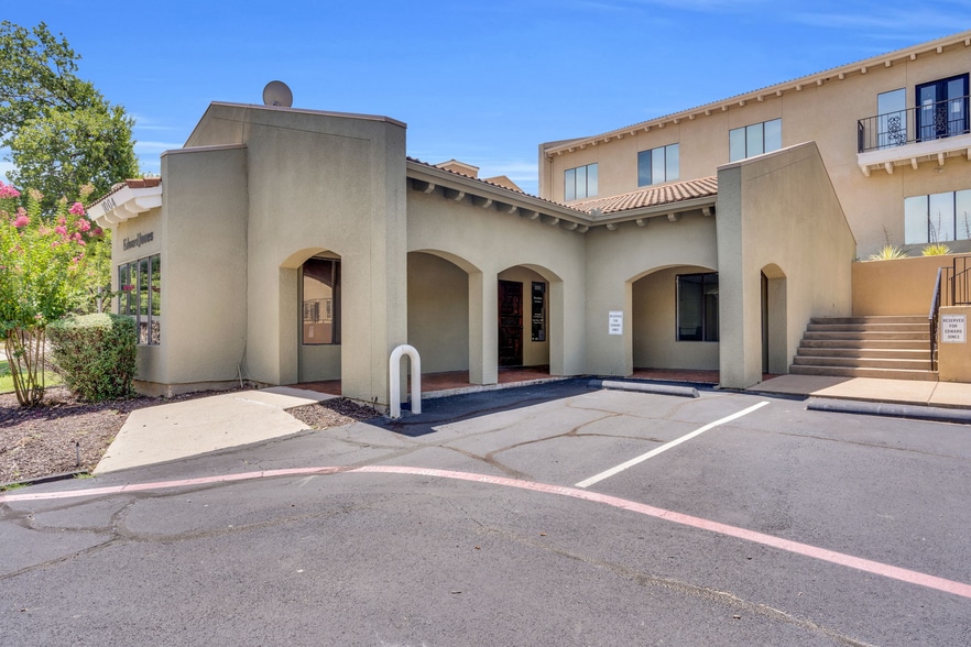 More Photos Of 1006 N Bowen Rd, Arlington Office For Lease