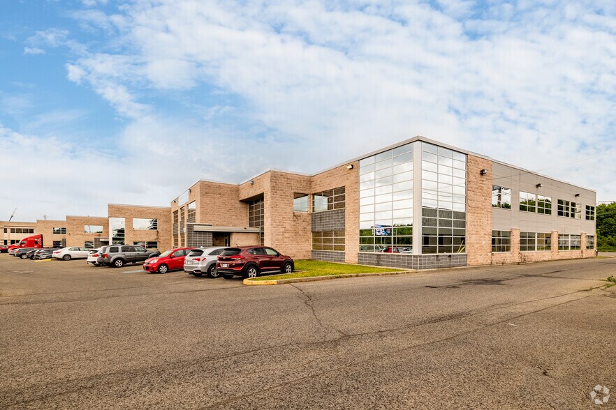 More Photos Of 1919-1933 Boul Lionel-Bertrand, Boisbriand Flex For Lease