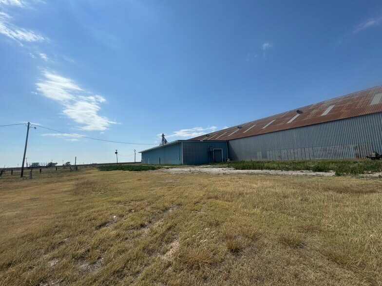 More Photos Of 280 Interstate 27 Service rd, Kress Warehouse For Lease