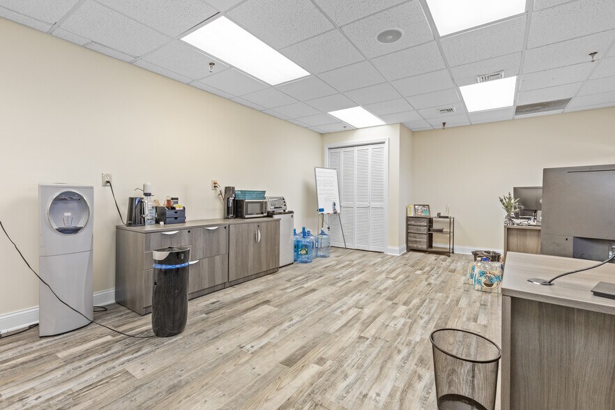 More Photos Of 9 Post Rd, Oakland Medical For Lease