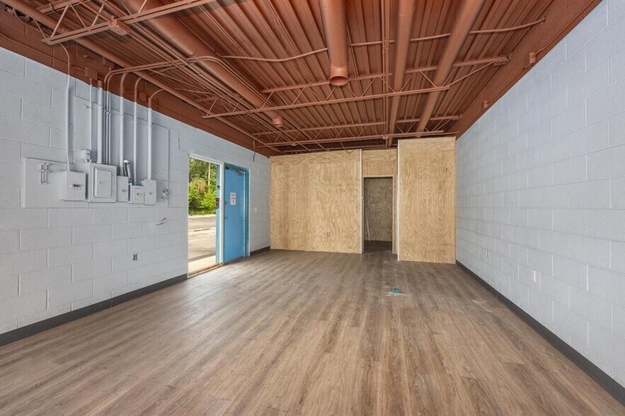 More Photos Of 2611 Alpine Ave, Grand Rapids Freestanding For Sale