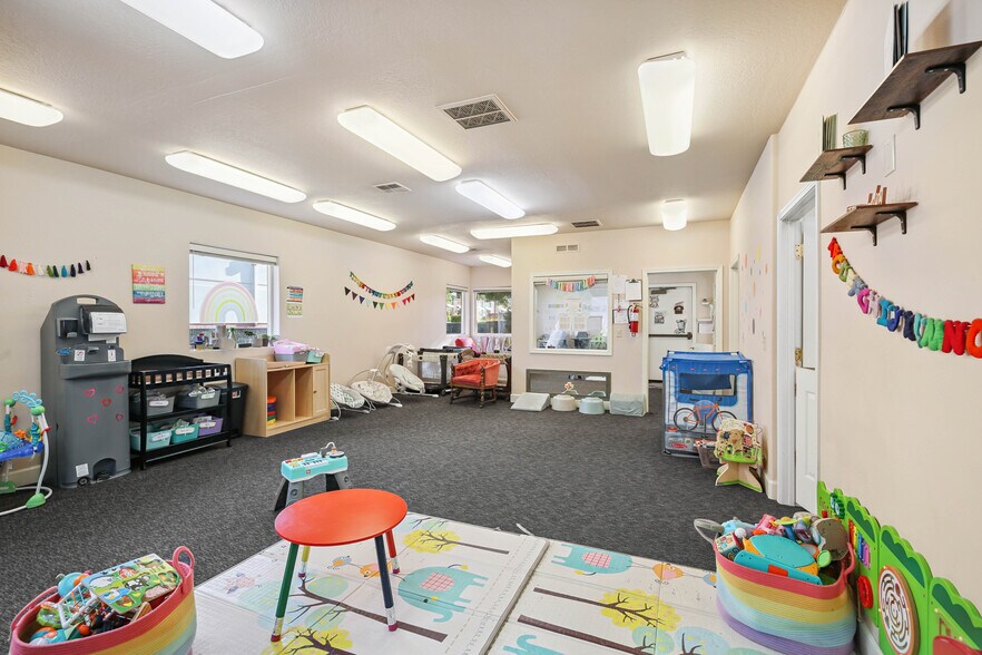 More Photos Of 81 Freeman Ct, Central Point Office For Sale