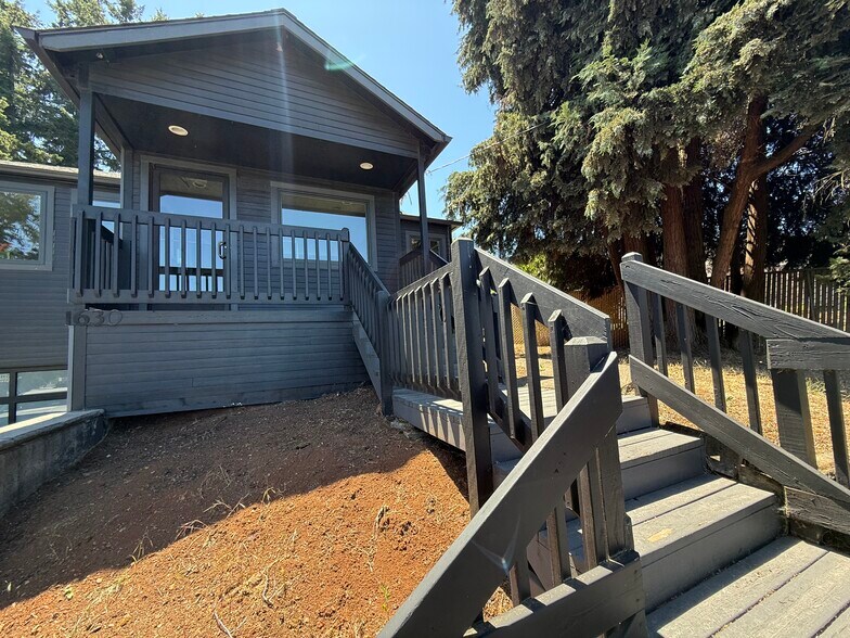 More Photos Of 630 Mary Ave SE, Salem Medical For Sale