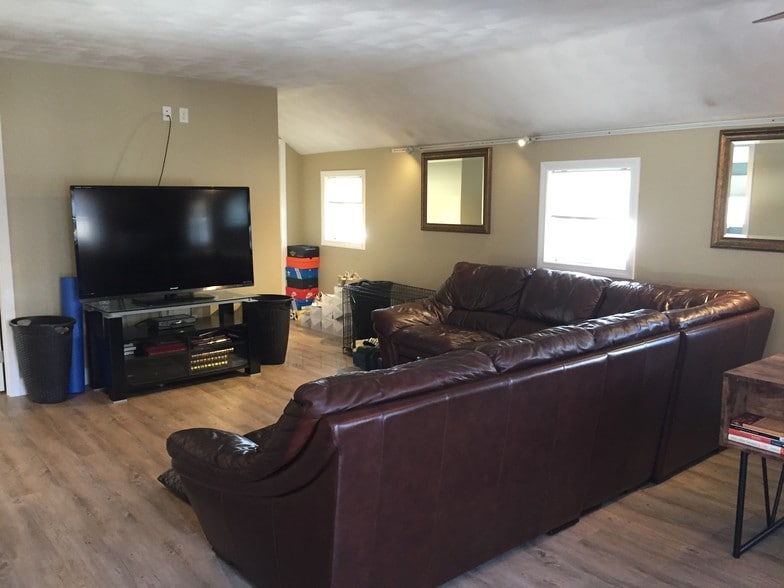 More Photos Of 139 Riverside Dr, Thompson Freestanding For Sale