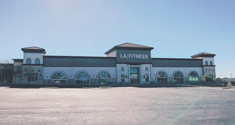 More Photos Of 21044 N US-281 Hwy, San Antonio Unknown For Lease