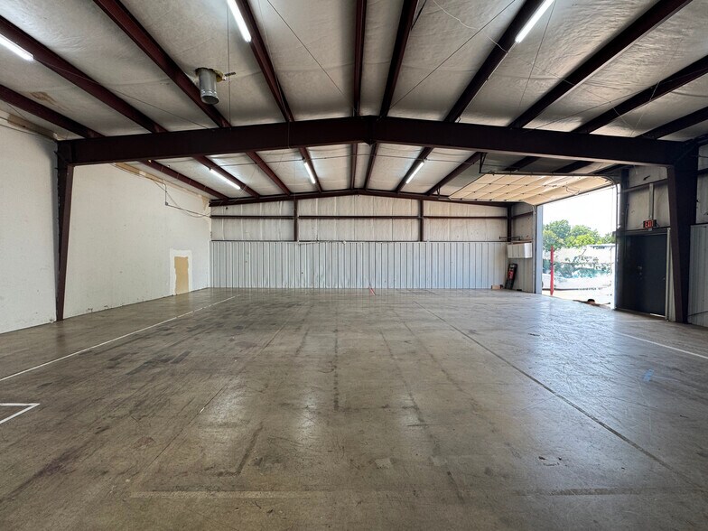 More Photos Of 8240 E 111th St, Bixby Light Distribution For Lease