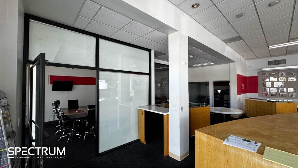 More Photos Of 17648-17656 Ventura Blvd, Encino Unknown For Lease