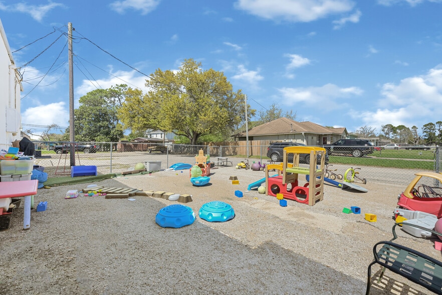 More Photos Of 2000 Cedar Dr, La Marque Freestanding For Sale