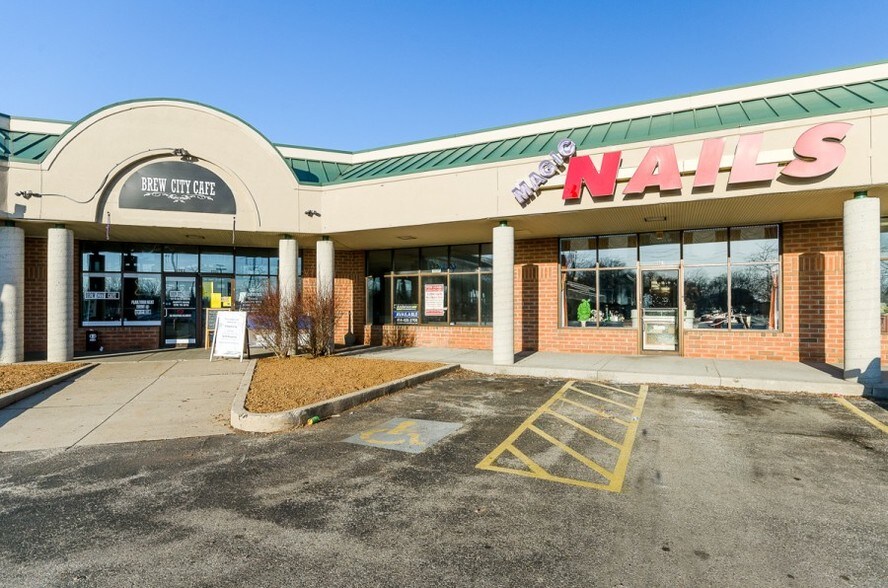 More Photos Of 6801-6917 W Brown Deer Rd, Milwaukee General Retail For Lease