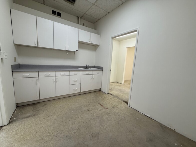 More Photos Of 3818 W Burbank Blvd, Burbank Storefront For Lease