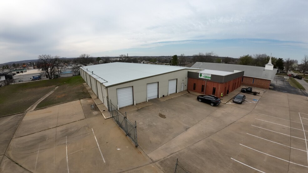More Photos Of 710 S Adams St, Sapulpa Distribution For Sale